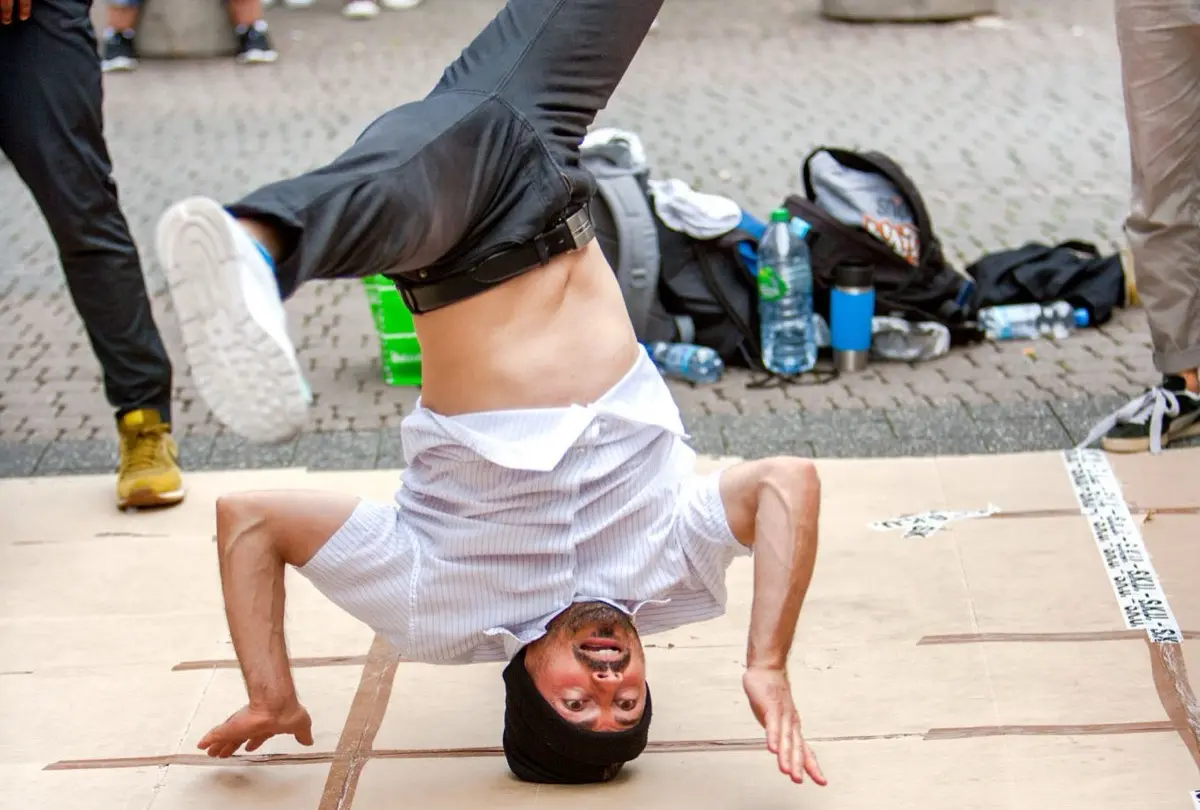 Breakdancerům hrozí „otáčení hlavy“, varují lékaři